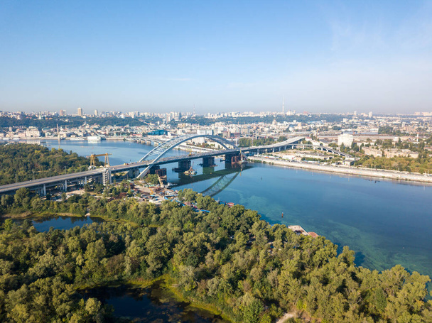 Légi kilátás a Dnyeper folyó Kijevben. - Fotó, kép