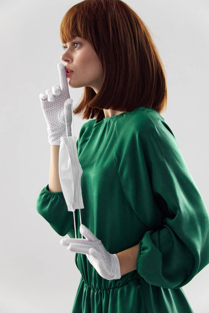 Жінка в модному платті позує в медичній масці вірус ковід-19
 - Фото, зображення