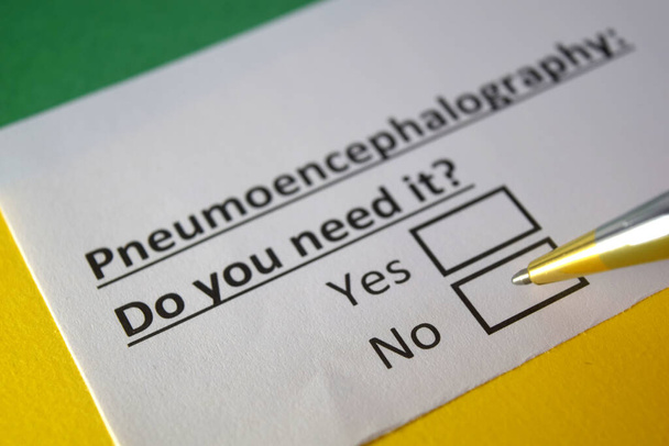 Ένα άτομο απαντά στην ερώτηση για πνευμοεγκεφαλογραφία.. - Φωτογραφία, εικόνα