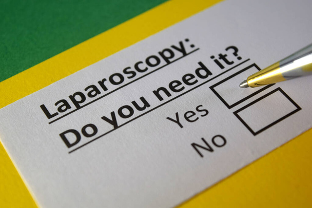 Jedna osoba odpowiada na pytanie o laparoskopię.. - Zdjęcie, obraz