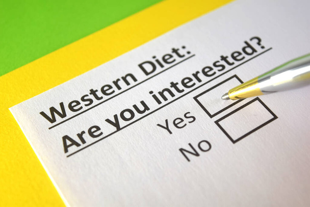 Una persona está respondiendo a la pregunta sobre la dieta occidental. - Foto, imagen