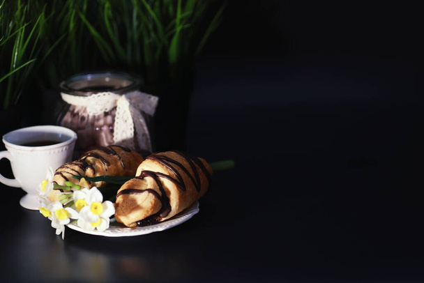 Francia reggeli az asztalon. Kávé croissant csokoládéval és tejszínnel. Friss péksütemények és koffeinmentes kávé. - Fotó, kép