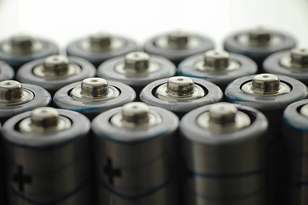 Batterie di diverse dimensioni. Prendersi cura dell'ambiente. Smaltimento delle batterie usate. - Foto, immagini