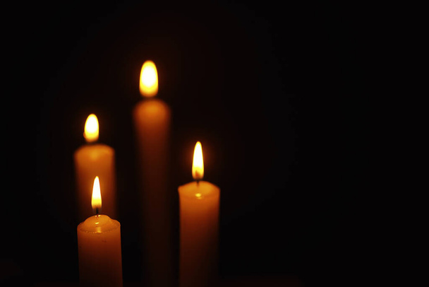 Brennende Kerze Wick aus einer Kerze in Feuerflamme. Symbol für Traurigkeit und Einsamkeit. Eine Zeit der Anteilnahme. Brennende Wachskerze. Religion. - Foto, Bild