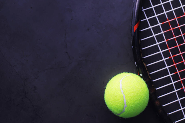 Спорт і здоровий спосіб життя. Теніс. Жовтий м'яч для тенісу і ракетка на столі. Спортивний фон з концепцією тенісу
. - Фото, зображення