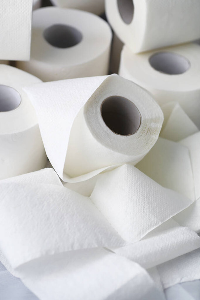 Toaletní papír v rohlíku. Sněhobílý měkký třívrstvý toaletní papír. Nedostatek hygienických výrobků. Primární ochrana a dezinfekce. - Fotografie, Obrázek