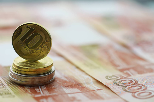 Rus banknotları ve sikkeleri "ruble". "Beş bin ruble" yazılı banknot ve 5 ve 10 ruble bozukluk. Paradan yapılmış arka plan. - Fotoğraf, Görsel