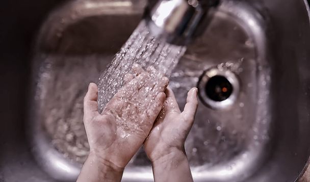Hygienevorschriften. Händewaschen vor dem Essen. Antibakterielle Behandlung der Hände mit Seife. Eine Möglichkeit, Virusinfektionen zu verhindern. Coronavirus-Schutz. - Foto, Bild