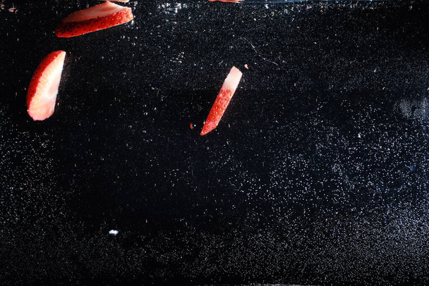 Wassertropfen auf reife süße Erdbeeren. Frischer Beerenhintergrund mit Kopierplatz für Ihren Text. Veganes Konzept. - Foto, Bild