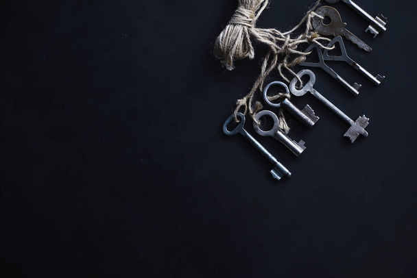 Set of vintage keys for lock. Retro keys on a dark stone background. The concept of choosing the path to achieve the goal. - Φωτογραφία, εικόνα
