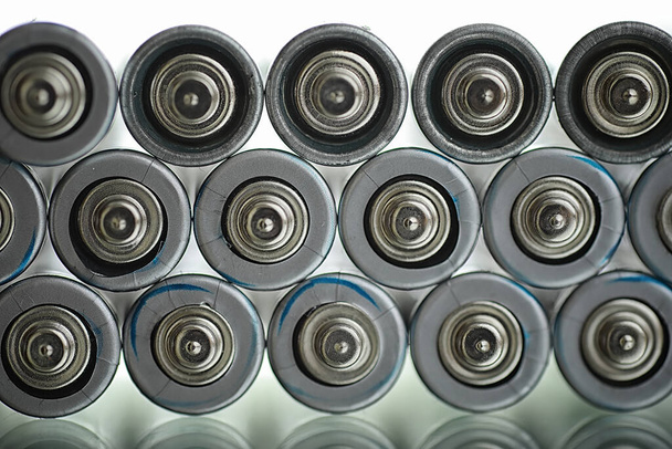 Baterias de diferentes tamanhos. Cuidar do meio ambiente. Eliminação de pilhas usadas. - Foto, Imagem