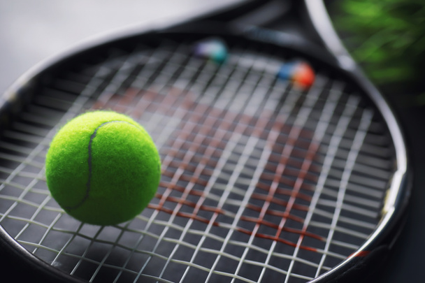 Deporte y estilo de vida saludable. Tenis. Bola amarilla para tenis y raqueta en la mesa. Fondo deportivo con concepto de tenis. - Foto, imagen