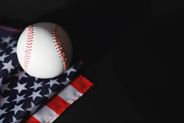 Amerikai hagyományos sport játék. Baseball. Fogantatás. Baseball labda és denevérek az asztalon amerikai zászlóval. - Fotó, kép