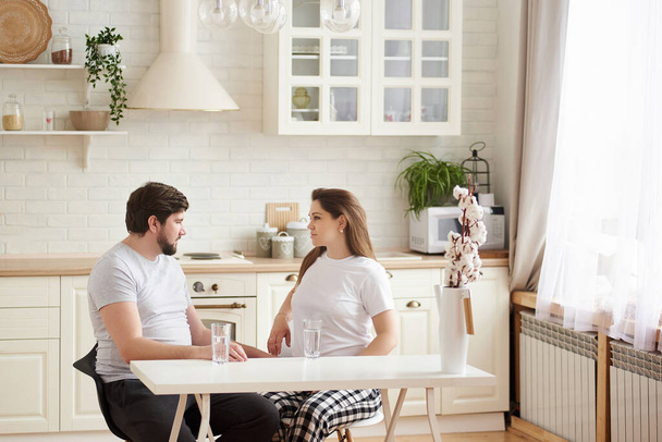 Retrato branco casal caucasiano duas pessoas, uma mulher grávida com marido na cozinha, estilo de vida gravidez saudável conceito de vida feliz. Bem-estar em casa e conceito de gravidez familiar, maternidade - Foto, Imagem