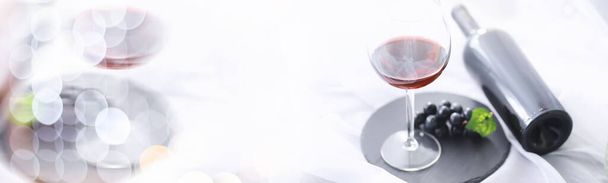 Glas met druivenrode halfdroge wijn. Valentijnsdag concept achtergrond. Cadeau voor vakantie. Zoete mousserende wijn. - Foto, afbeelding
