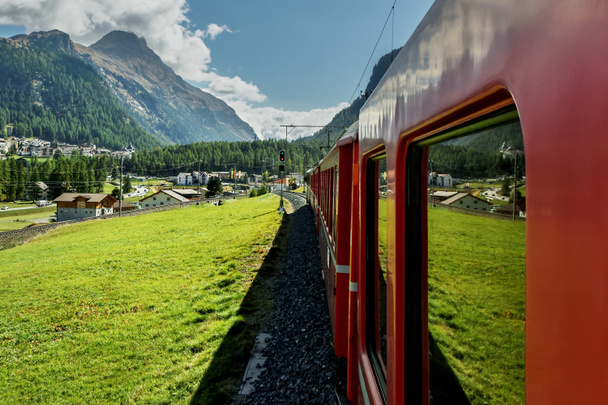 Ταξίδι στην Ελβετία βουνά με κόκκινο τρένο. - Φωτογραφία, εικόνα