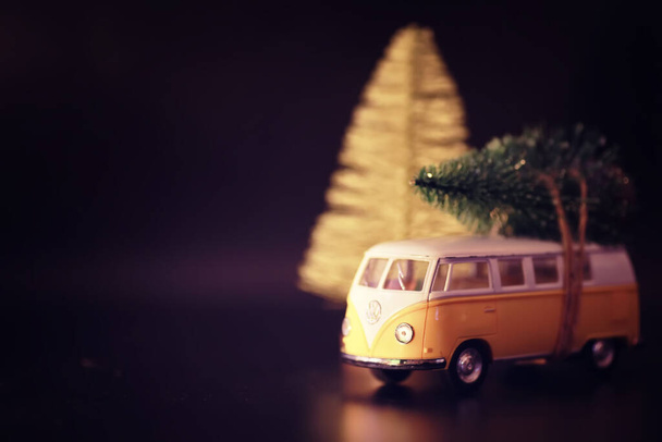 Arbre de Noël sur la voiture jouet. Voiture jouet sapin de Noël. Noël fête concept de célébration - Photo, image