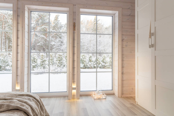 Светлый интерьер, комната в деревянном доме с большим окном. Скандинавский стиль. - Фото, изображение