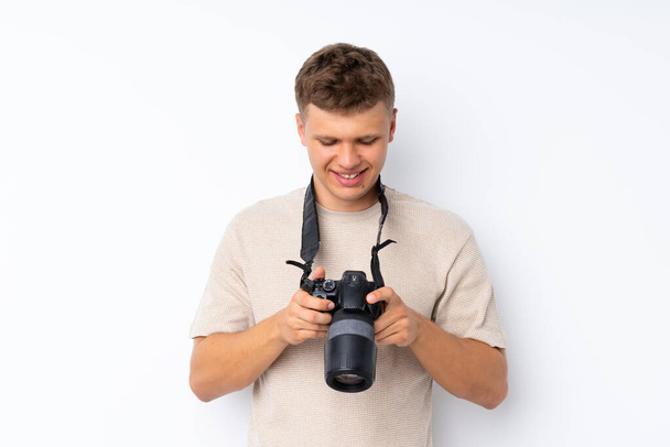 Nuori komea mies yli eristetty valkoinen tausta ammatillinen kamera - Valokuva, kuva