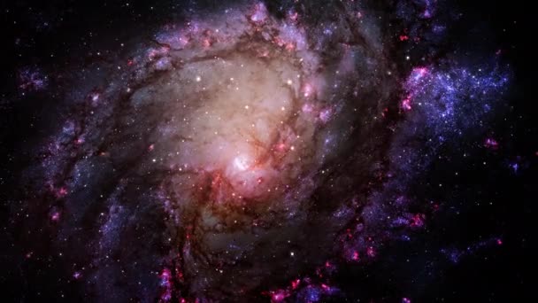 Space Travel in the Central Region of Spiral Galaxy M83 (en inglés). Messier 83, Southern Pinwheel Galaxy en la constelación Hydra. Nebulosa y vuelo espacial a las galaxias en el espacio profundo. - Imágenes, Vídeo
