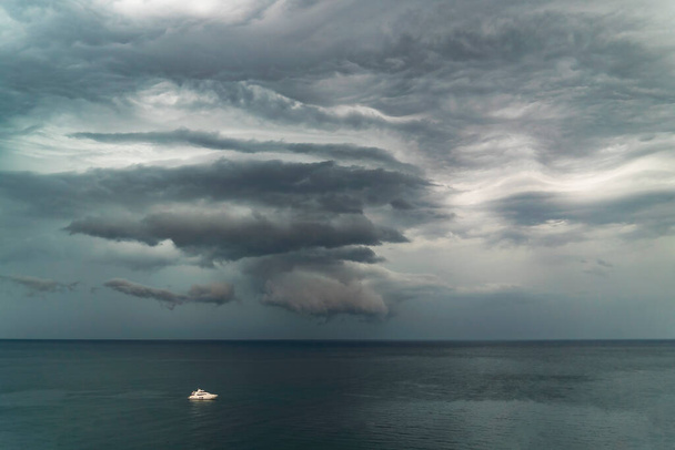 Wolken sammeln sich über dem Meer vor einem Gewitter in Küstennähe auf der Krim . - Foto, Bild