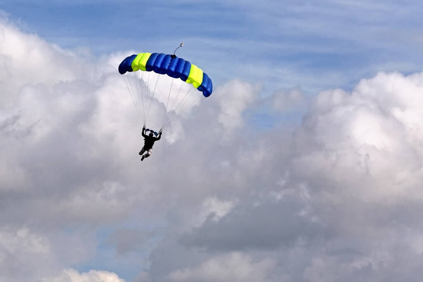 Mavi gökyüzünde paraşütçü - Fotoğraf, Görsel