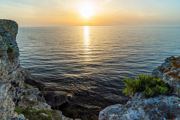 Sonnenuntergang an der Schwarzmeerküste der Westküste der Krim - Foto, Bild
