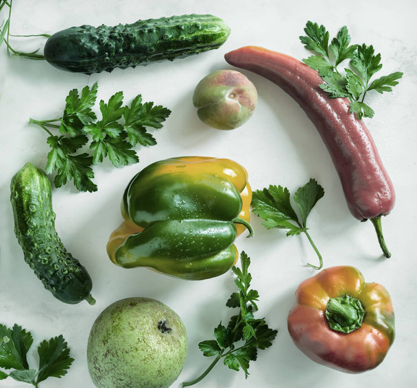 Erilaisia kypsiä vihanneksia kevyellä taustalla - Valokuva, kuva