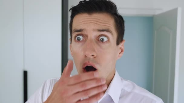 Portrait of frightened businessman shocked and covers his mouth in surprise. The concept is an unpleasant surprise. The man is suddenly terrified. - Footage, Video