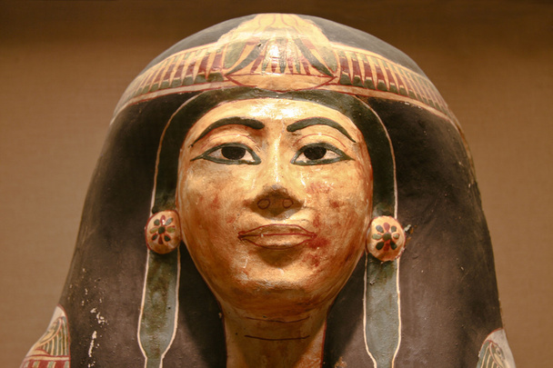 女性の古代エジプトの装飾が施された石棺 - 写真・画像