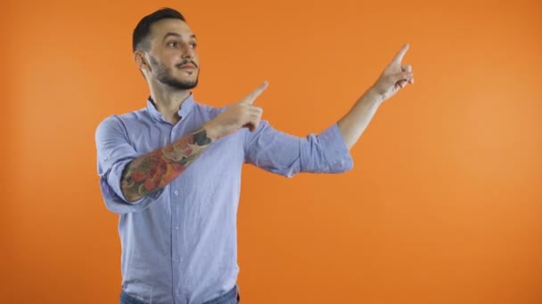 Hombre apuntando enérgico a un lado presentando un producto con una gran sonrisa en su rostro - Metraje, vídeo