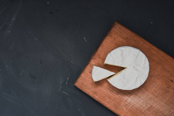 camembert queso con molde en la tabla de cortar - Foto, imagen