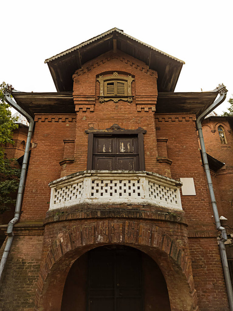 Хантинг Касл, вид спереди. Построенное в 1881 году, это самое хорошо сохранившееся здание на территории историко-архитектурного комплекса Манук-бей. - Фото, изображение