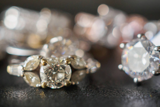 Joyas anillos de diamantes engastados sobre fondo negro de cerca - Foto, Imagen