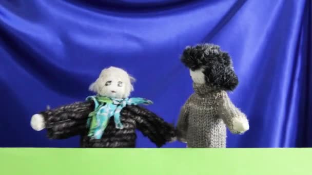 Кукольное представление о жестокой ссоре между двумя персонажами - Кадры, видео