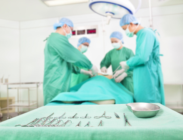 Kirurgi leikkaussalissa. työvälineillä varustettu taulukko
 - Valokuva, kuva