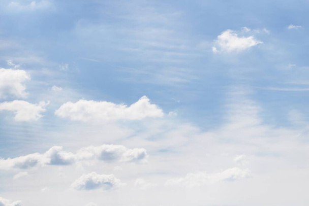 Világos ég háttér, felhők a kék ég - Fotó, kép