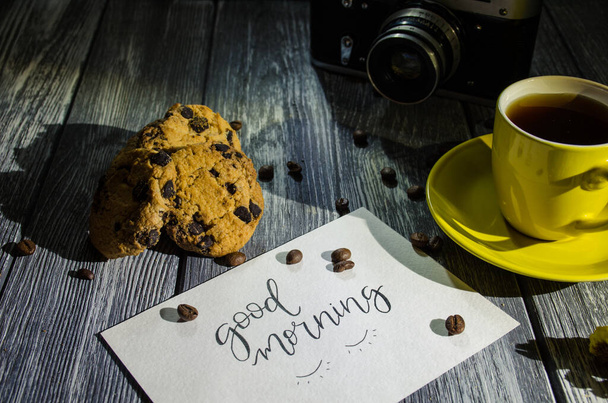 Martwa natura z filiżanką kawy i ciastkami czekoladowymi na szarym tle - Zdjęcie, obraz