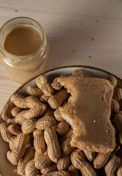 Арахисовое и арахисовое масло в столе - Фото, изображение