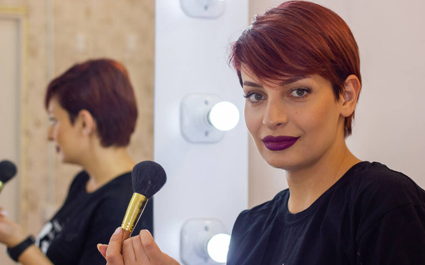 maquiador aplicando maquiagem no salão de beleza - Foto, Imagem