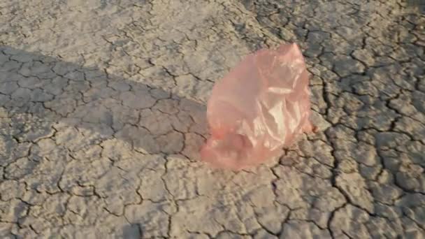 saco de plástico voa na terra seca, desastre ambiental - Filmagem, Vídeo