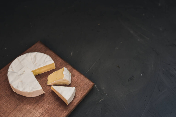 camembert queso con molde en la tabla de cortar - Foto, Imagen
