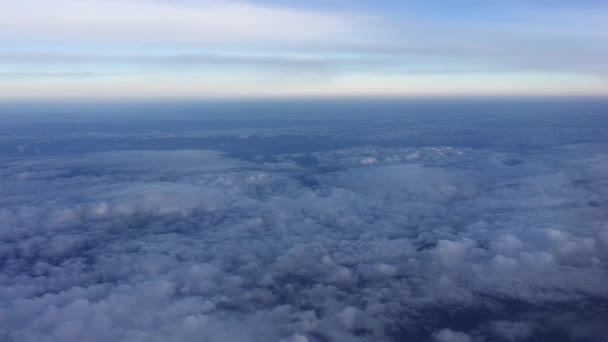 Lenyűgöző felvételek a felhők feletti légi felvételekről. Repül a felhők felett. Kilátás a repülőgép ablakából a kék égre és a fehér felhőkre. Repül a gyönyörű ég és a felhők felett. - Felvétel, videó