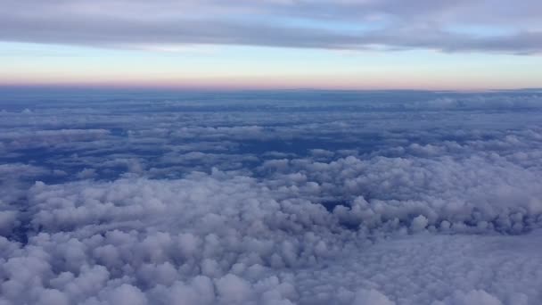 Verbazingwekkende beelden van de lucht boven de wolken. Zicht vanuit het vliegtuigraam op de blauwe lucht en witte wolken. Vliegen over prachtige lucht en wolken. Luchtzicht vanuit het vliegtuig. - Video