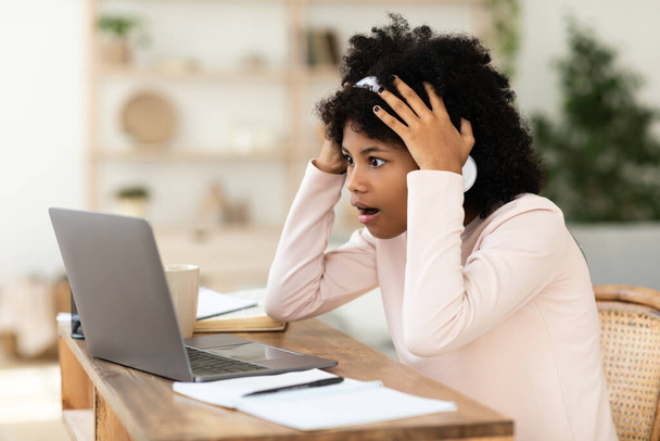 African Girl At Laptop Having Internet Connection Problem At Home - Foto, imagen