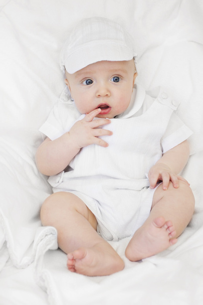 Cute portrait of a newborn boy wearing all white - Foto, afbeelding