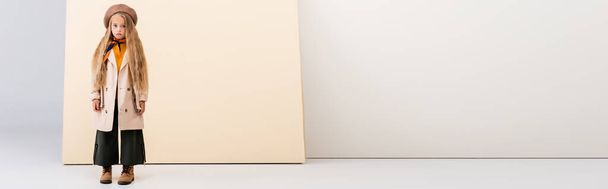 chica rubia de moda en traje de otoño sobre fondo beige y blanco, plano panorámico - Foto, Imagen