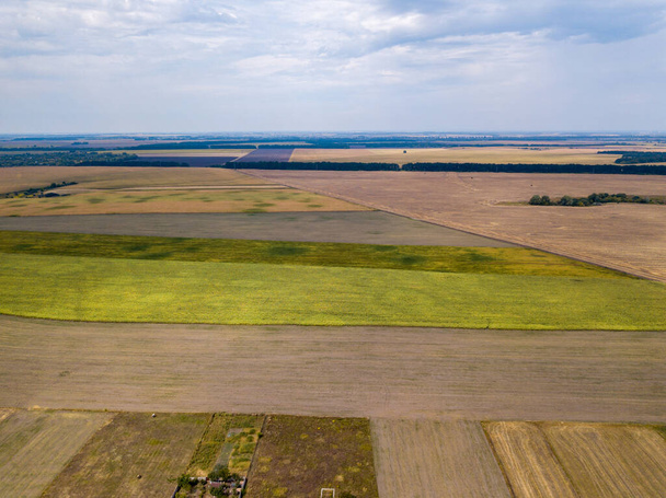Vista aérea del dron. Campos agrícolas en Ucrania. - Foto, Imagen