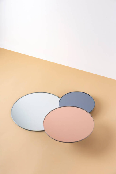 Trzy okrągłe stojaki dla obiektów z lustrzanymi powierzchniami - Zdjęcie, obraz