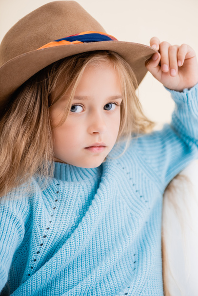 chica rubia de moda en sombrero marrón y suéter azul - Foto, Imagen